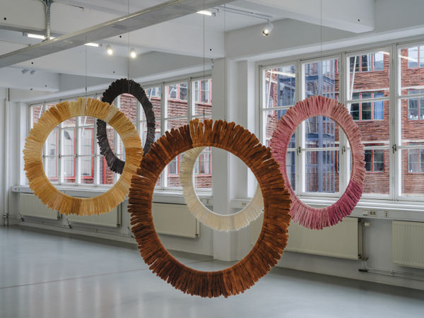 Installation view, Helén Svensson, Inte nudda golv, 2024, Galleri Duerr. Photo: Jean-Baptiste Béranger.