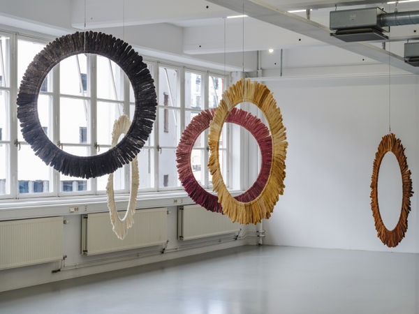 Installation view, Helén Svensson, Inte nudda golv, 2024, Galleri Duerr. Photo: Jean-Baptiste Béranger.