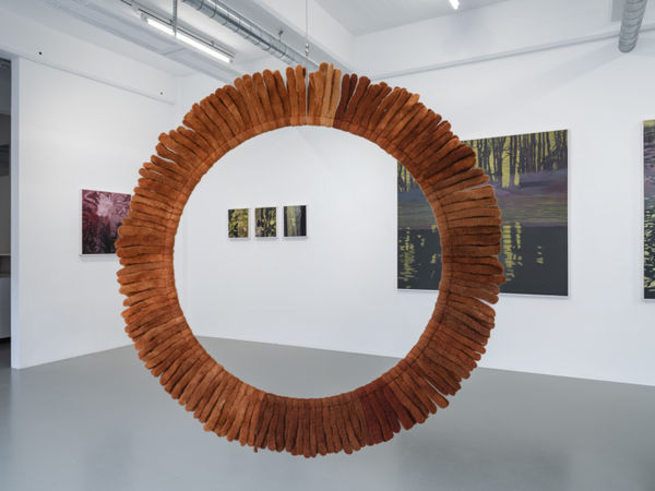 Installation view, Helén Svensson, Inte nudda golv, 2024, Galleri Duerr. Photo: Jean-Baptiste Béranger.