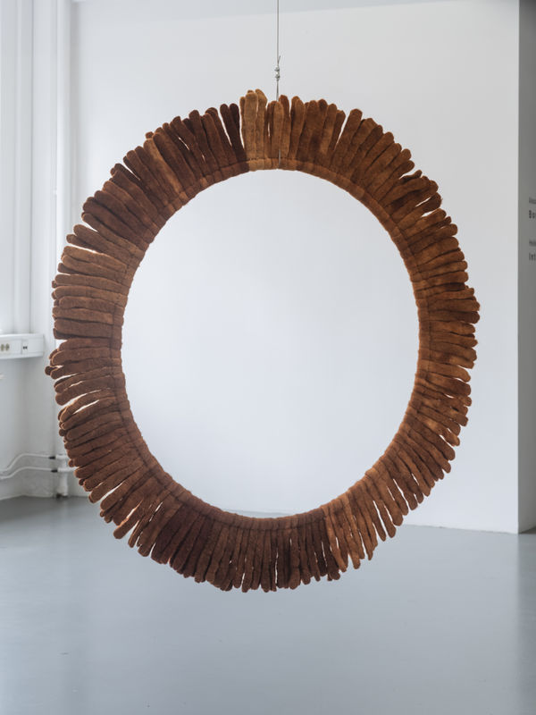 Installation view, Helén Svensson, Inte nudda golv, 2024, Galleri Duerr. Photo: Jean-Baptiste Béranger.