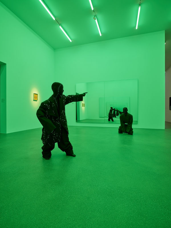 23 08 Akh Stranger In The Village 017