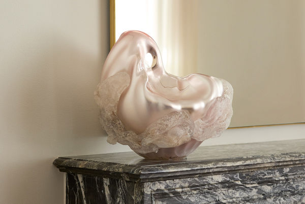 rosa glasverk av Ulrika Barr på en öppen spis framför en spegel