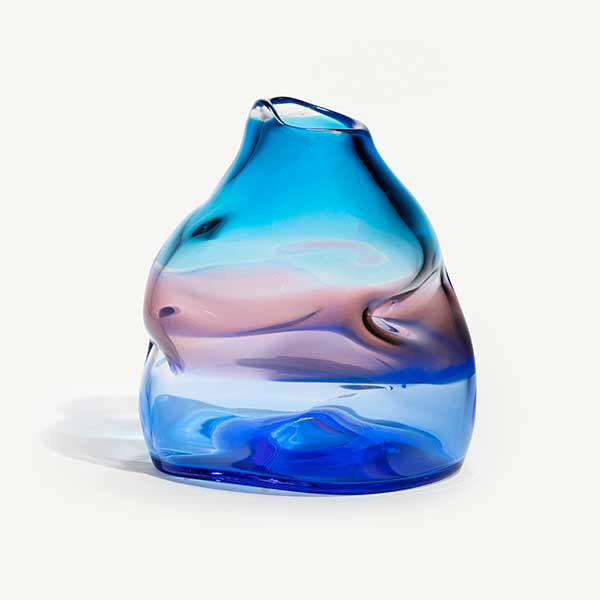 Blå, rosa glasskulptur av Erika Lagerbielke