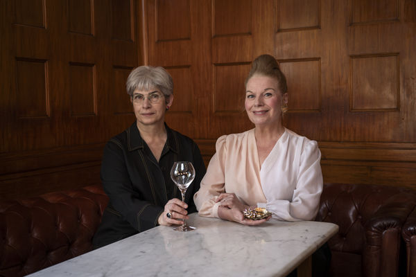 Porträtt på Erika Lagerbielke & Charlotte Birnbaum på Cafe opera