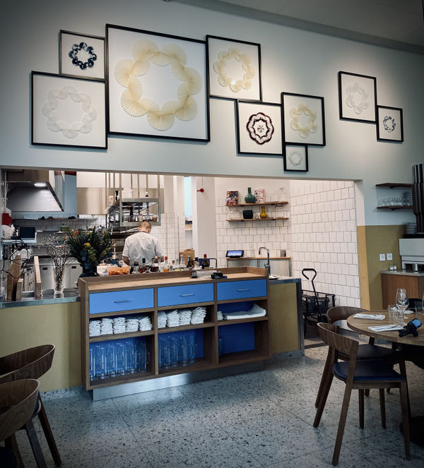 Tavlor av Anna Berglund ovanför kök.