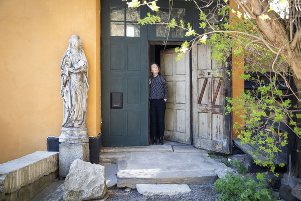 Maria Hall utanför sin ateljé