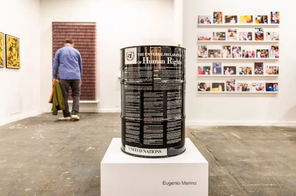 1. La obra 'Petróleo' de Eugenio Merino en la galería ADN, . SAMUEL SÁNCHEZ