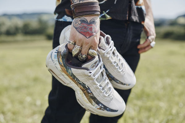 Dw Am Rabbit Pair Countryside Detail