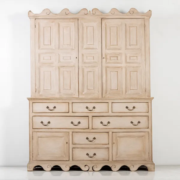 'Wavy' Dresser