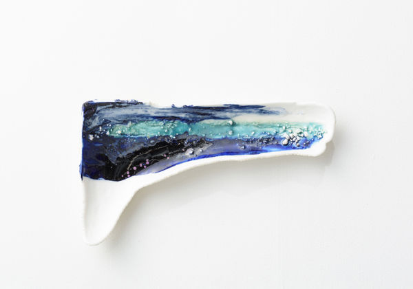 あはうみのつちときおく VIII/ Biwa Lake' s Horizons VIII 2022, 信楽透土、顔料、釉薬、シャモット/ Ceramic, pigments, glaze and chamotte H3.5 × W22.5 × D13 cm