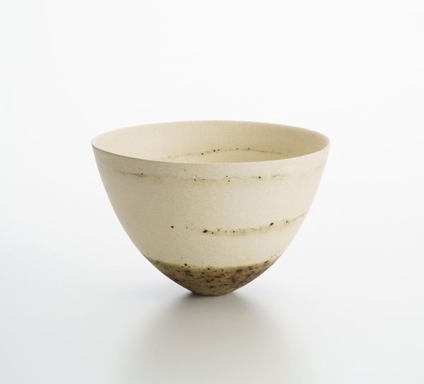 ジェニファー・リー, Pale, vanishing traces, dark speckled base, flashing, 2022