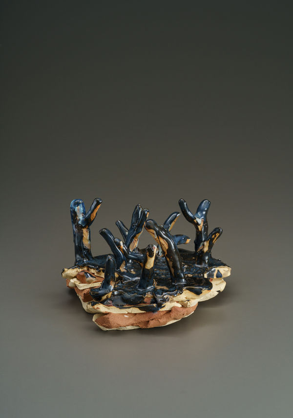 暗い森, 2023 陶 H11 × W13 × D18 cm H4.3 × W5.1 × D7 in. 梅津 庸一