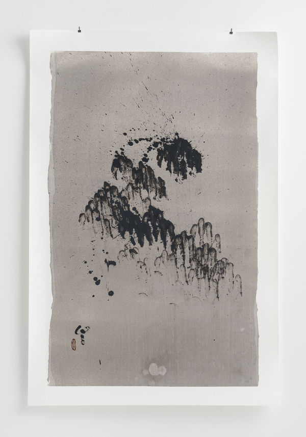 山水気19-d2, 2019 韓紙に泥入り墨 H94 × W63 cm 星野 暁