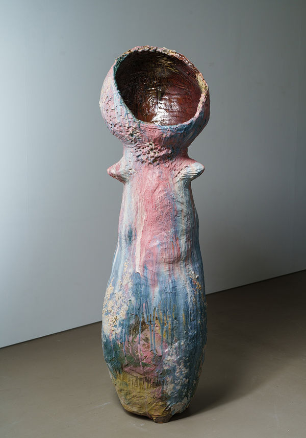 Big fish, 2022 陶 H175 × W50 × D45 cm H68.8 × W19.6 × D17.7 in. シルヴィ・オーヴレ