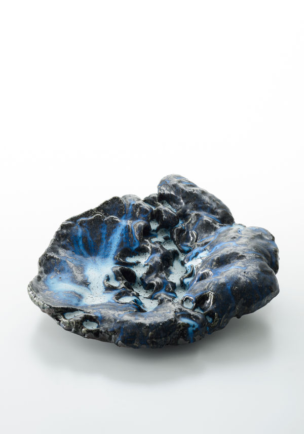 山水気-春の雪19-8, 2019 黒土施釉陶、高温酸化焼成 H15 × W47 × D40 cm 星野 暁