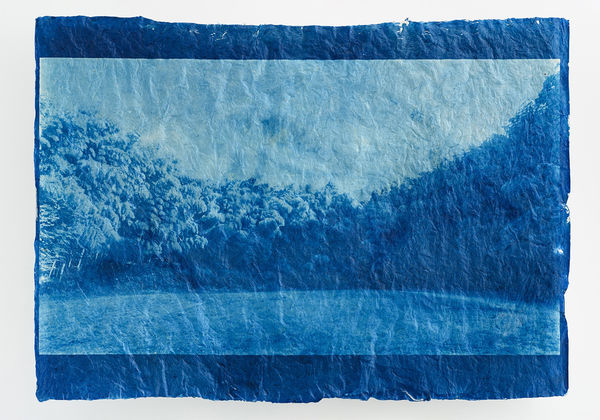 When I Am At A Crossroad (9/10), 2020 手漉き和紙雁皮紙にサイアノタイプ・プリン ト H42 × W58.5 cm H16.5 × W23 in. 堀江 美佳