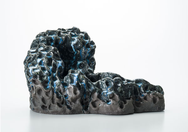 山水気-春の雪19-3, 2019 黒土施釉陶、高温酸化焼成 H34 × W58 × D35 cm 星野 暁