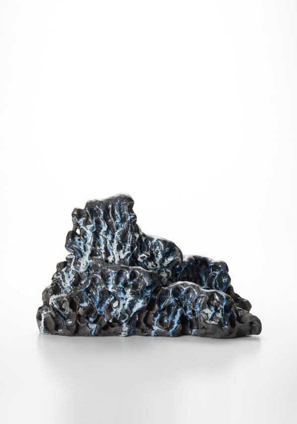 山水気-春の雪19-2, 2019 黒土施釉陶,高温酸化焼成 H31.5 × W54.5 × D25.5 cm 星野 暁