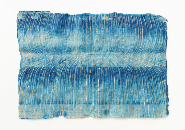 Ori (4/10), 2023 手漉き和紙雁皮紙にサイアノタイプ・プリン ト H40 × W57.5 cm H15.7 × W22.6 in. 堀江 美佳