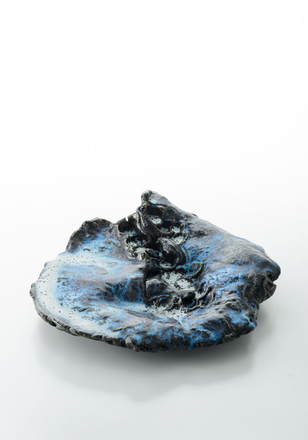 山水気-春の雪19-9, 2019 黒土施釉陶、高温酸化焼成 H12 × W45.5 × D43 cm 星野 暁