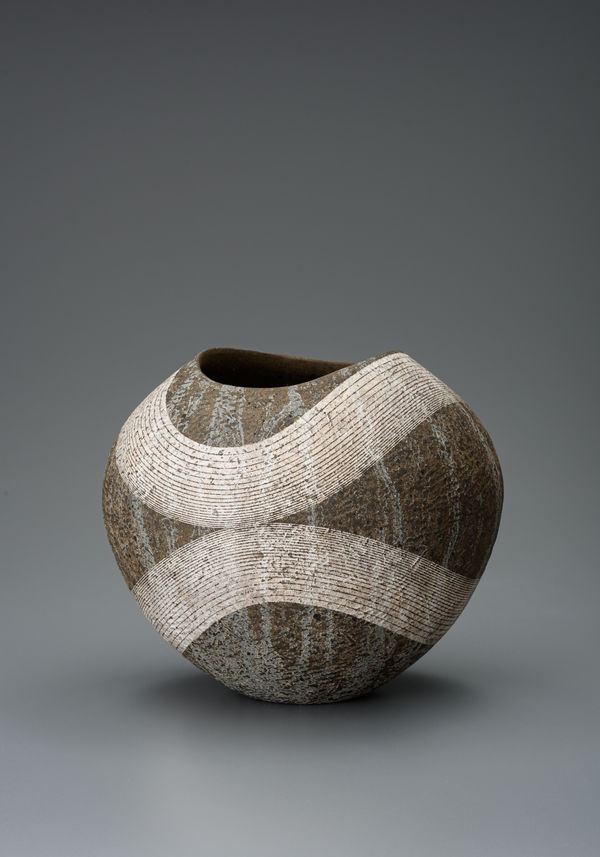 銹陶銀彩壺, 2021 陶土、土灰、籾灰、銀 H23.1 × W26.7 × D23.7 cm H9 × W10.5 × D9.3 in. 井口 大輔