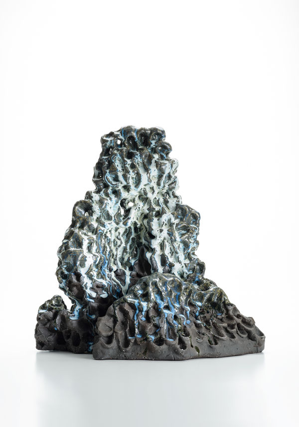 山水気-春の雪19-4, 2019 黒土施釉陶、高温酸化焼成 H41 × W62 × D28 cm 星野 暁