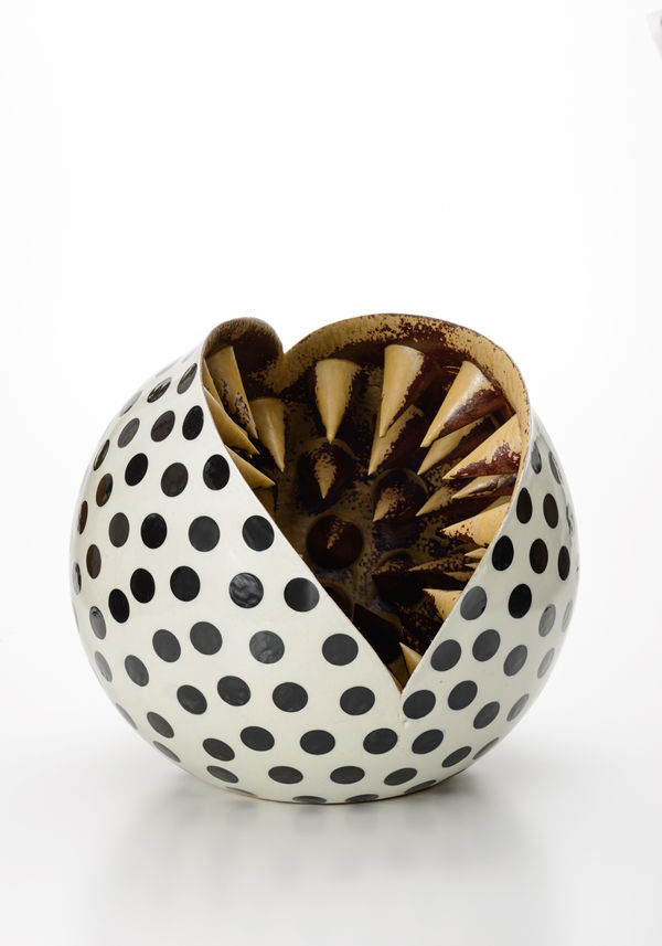 楽天家の笑い, 1988 陶 H40 × W48 × D44 cm 中島 晴美