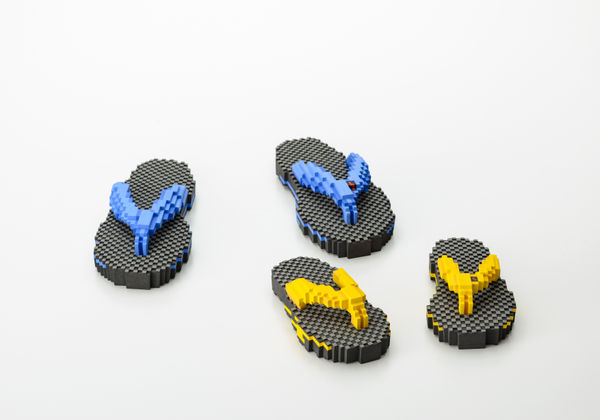 Low pixel CG「夏休み」, 2020 陶 H5.5 × W45 × D26 cm 増田 敏也