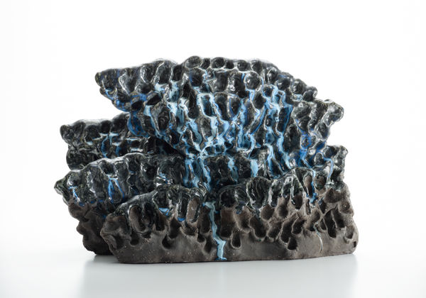 山水気-春の雪19-5, 2019 黒土施釉陶、高温酸化焼成 H52 × W53 × D32 cm 星野 暁
