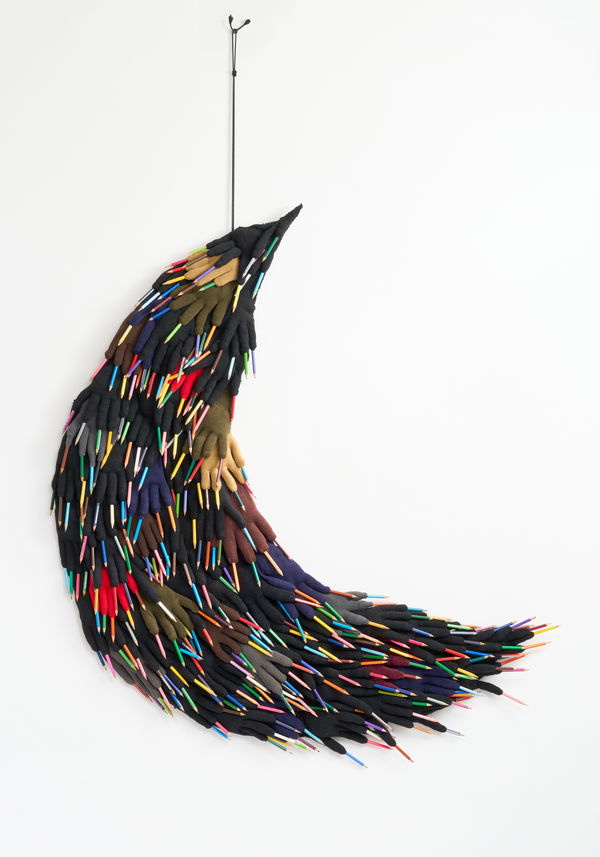 La Lune-crayon, 2015 手袋、色鉛筆、布、コード H170 × W120 cm H66.9 × W47.2 in. アネット・メサジェ