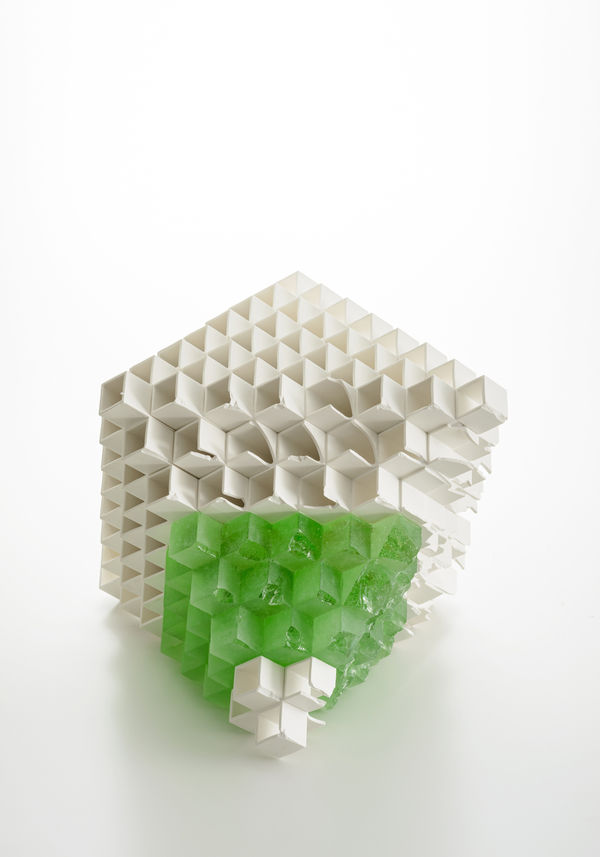 Modern Remains Teardrop, 2018 磁器、ガラス/ Porcelain, glass H40 × W45 × D45 cm 竹内 紘三