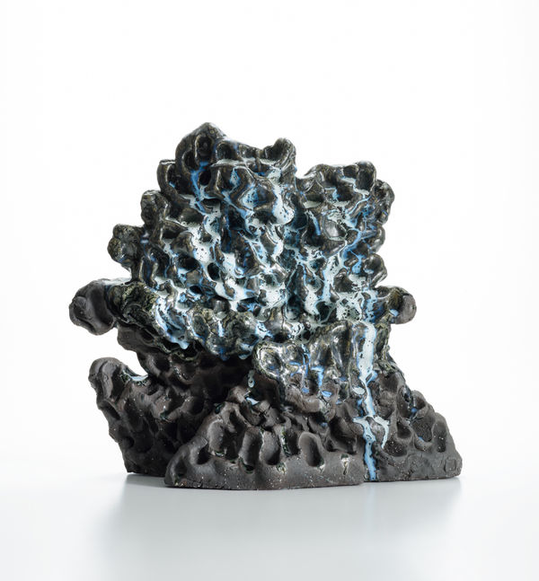 山水気-春の雪19-7, 2019 黒土施釉陶、高温酸化焼成 H45 × W52 × D21 cm 星野 暁