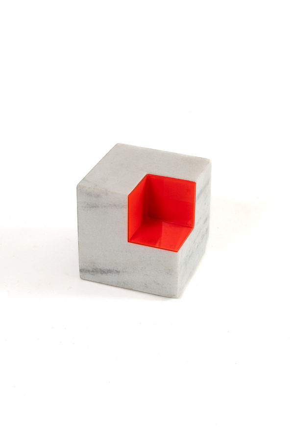 Estela Sokol Estudo para uma manhã na neve, 2012 Mármore pintado e acrílico 12 x 12 x 12 cm