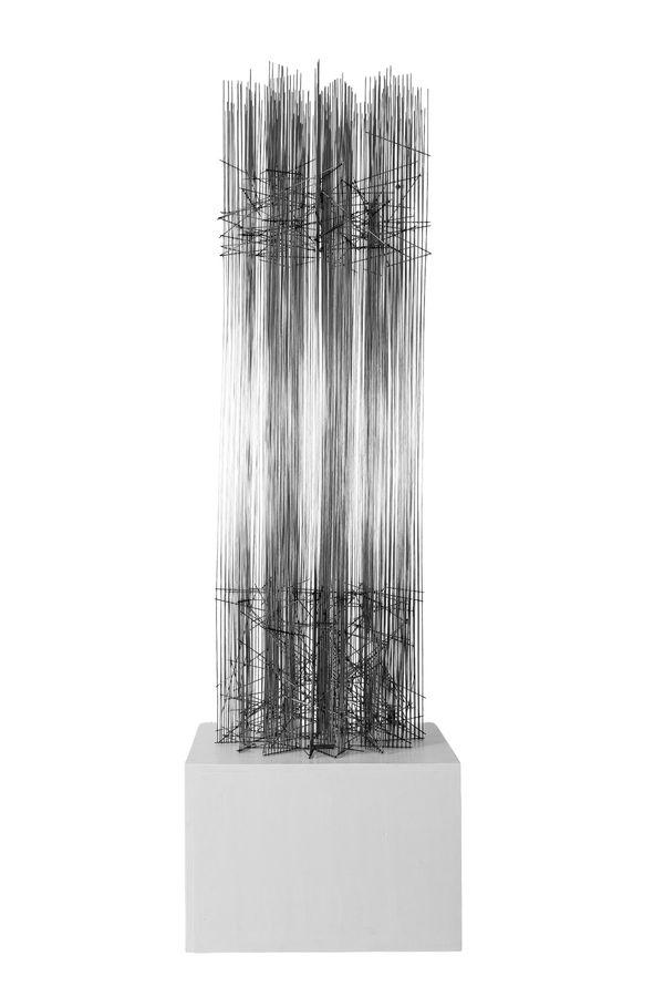 Leon Ferrari Sem título, 1978 Aço inoxidável com solda de prata 150 x 50 x 50 cm