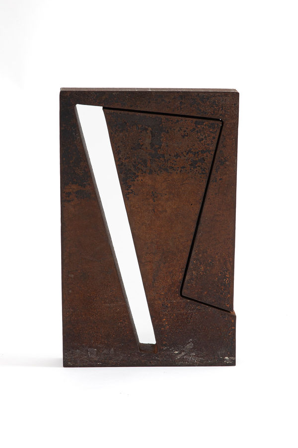 Amilcar de Castro Sem título, Déc. 80. Escultura de corte em aço 40 x 25,5 x 5 cm