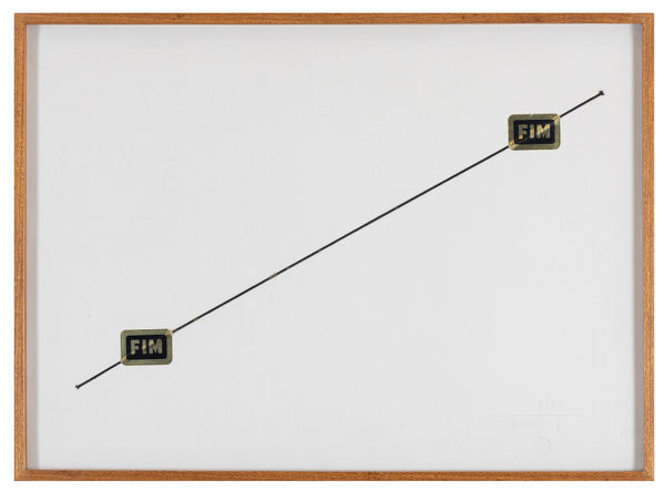 Waltércio Caldas Fim, S.D. Adesivo e cordão 47 x 65 cm