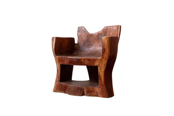 José Zanine Caldas Poltrona Maciça, 1978 Madeira maciça tipo Pequi. Feito e cortado a partir de uma tora natural com detalhes ao redor, todo esculpido à mão, maciço com auxílio de machado e enxó. O acabamento é feito com lixa e encho, polimento com cera. 60 x 78 x 9 cm