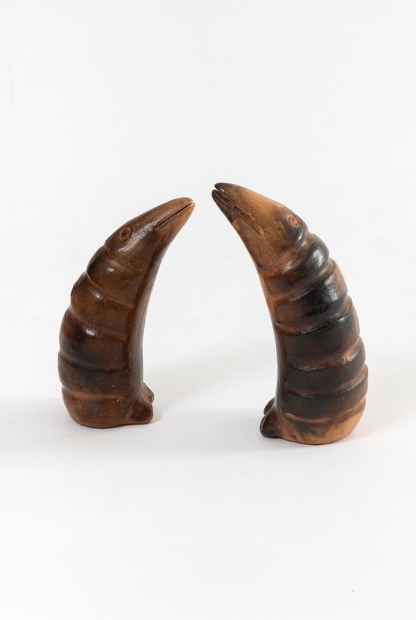 Julia Isidrez Bichos, S.D. Escultura em cerâmica 24 x 10 x 10 cm e 21 x 10 x 10 cm