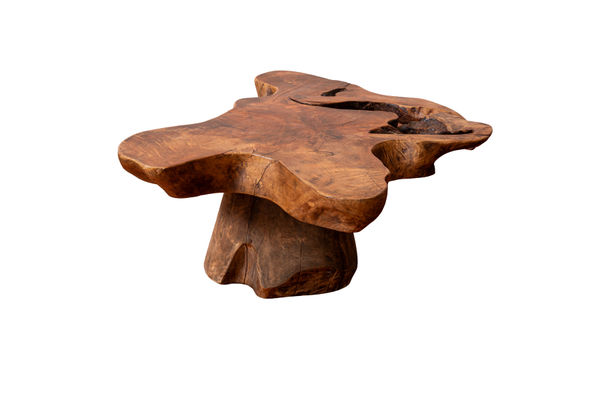 José Zanine Caldas Mesa baixa pés e tampo em uma peça só maciço., 1979 Madeira maciça tipo Garapa. Móvel feito e cortado a partir de uma tora, todo esculpido à mão com auxílio do machado e enxó. Possui formato circular orgânico, contorno natural do tampo cortado de uma tora, com o pé e o tampo maciço. O acabamento é feito com lixa e encho, polimento com cera. 89 x 10 x 47 cm