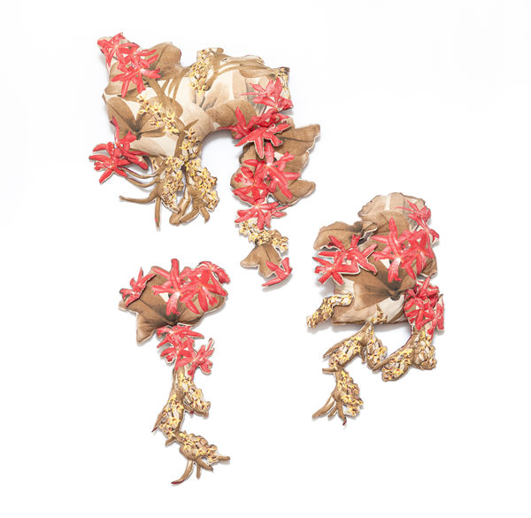 Yuli Yamagata Orquídeas, 2016 Tecanto inferior direitoo estampado, poliéster, fibra de silicone e linha de costura Composição em 3 partes sendo: 80 x 90 x 20 cm, 60 x 80 x 15 cm e 37 x 60 x 8 cm