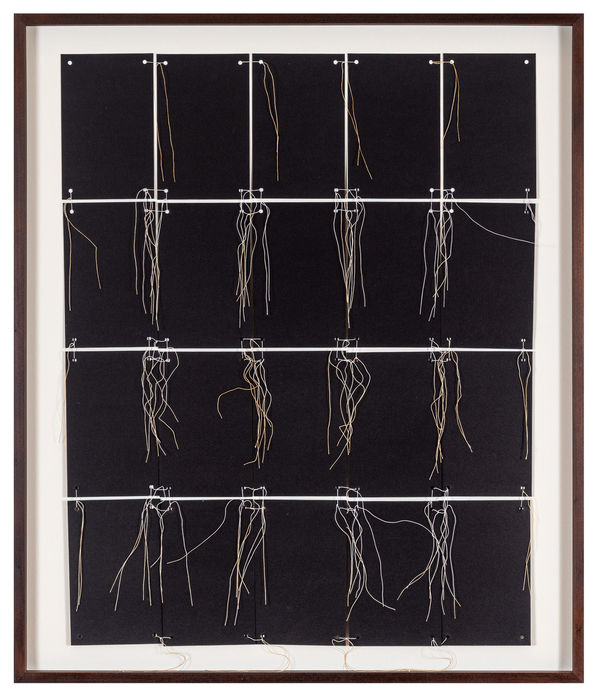 Paulo Roberto Leal Sem título, 1981 Montagem com 20 cartões pretos furados e unidos com cordão branco 75 x 62 cm (19 x 12 cm cada)