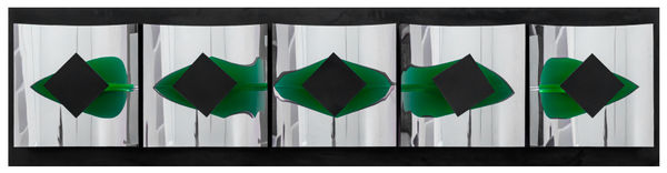 Yataka Toyota Espaço verde, 2004 Escultura em aço inox, madeira e pintura 218 x 55 x 15 cm