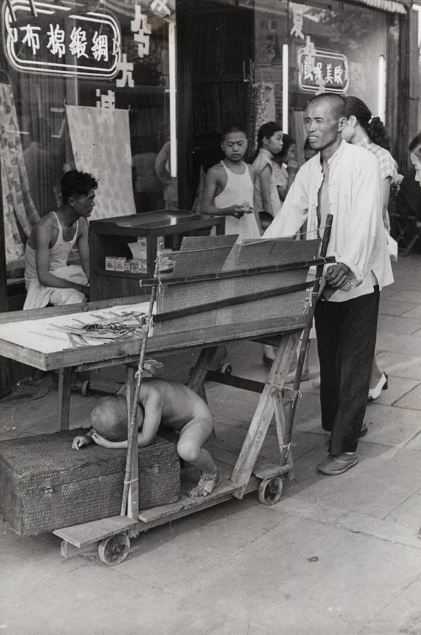 Henri Cartier-Bresson - Shanghai, Marchant Ambulant , July 1949