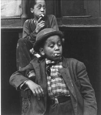 Helen Levitt - Children playing in water spraying from fire hydrant, NYC, c.1945