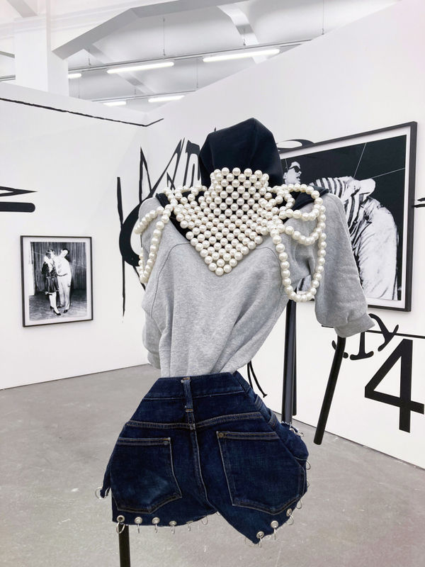 Emilie Pitoiset, Not Yet Titled #9, 2020 Structure en métal, plastron de perles brodé, sweatshirt, jeans, anneaux et oeillets en métal, et capuche cousue main, 173 x 65 x 75 cm Courtesy de l’artiste & Klemm’s, Berlin