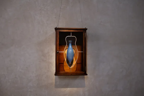 Clara Rivault, Les larmes du ciel, Sculpture en verre soufflé, porte en vitrail, tabernacle en bois, 2025