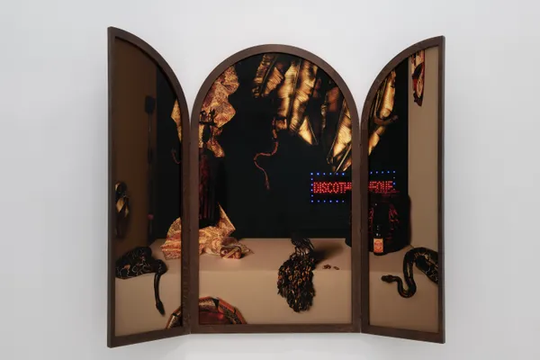 Maya Inès Touam, Autels de prospérité, Tirage Fine Art sur papier Hahnemühle, encadré sous plexiglass, retable en chêne massif à deux volets, arc plein cintre, système de ruban led, 2022