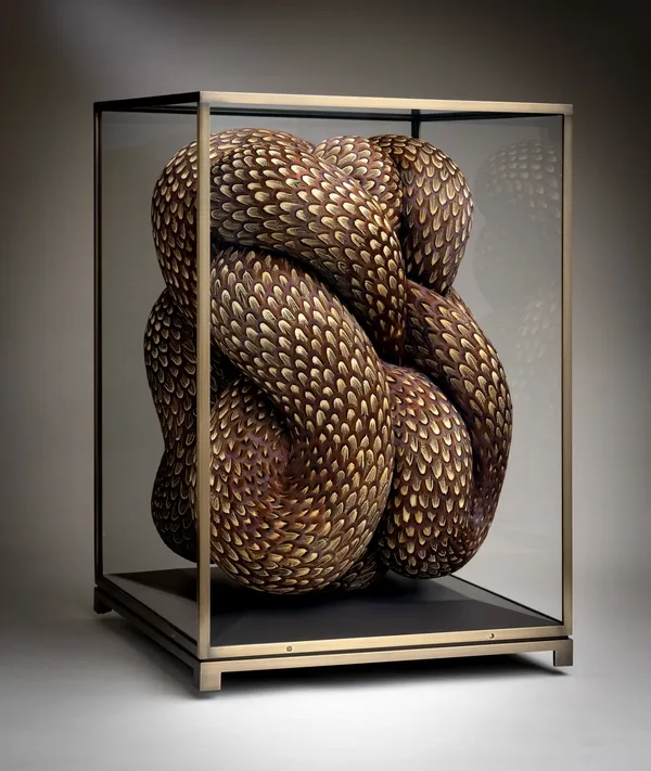 Kate MccGwire, MUR-MUR, Technique mixte avec plumes de faisan dans un cabinet en laiton patiné bronze, 2026