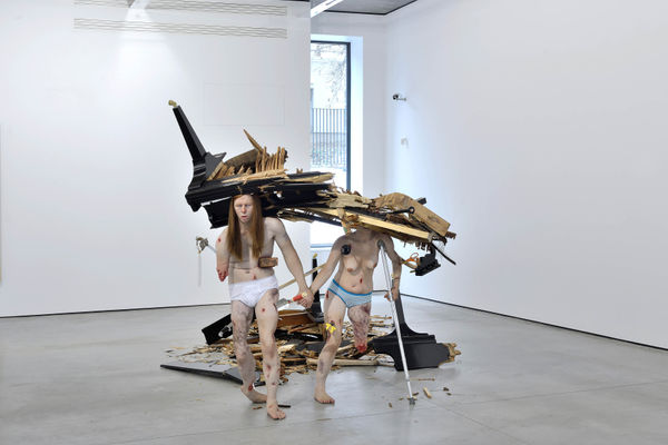 Tony Matelli Fucked (Couple), 2005 Polyester, silicone, polyurethane, wood, steel, oil paint, hair 213 × 400 × 400 cm