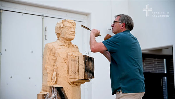 Stephan Balkenhol fertigt Heiligen Liborius aus Holz für die Krypta in Paderborn, © Erzbistum Paderborn